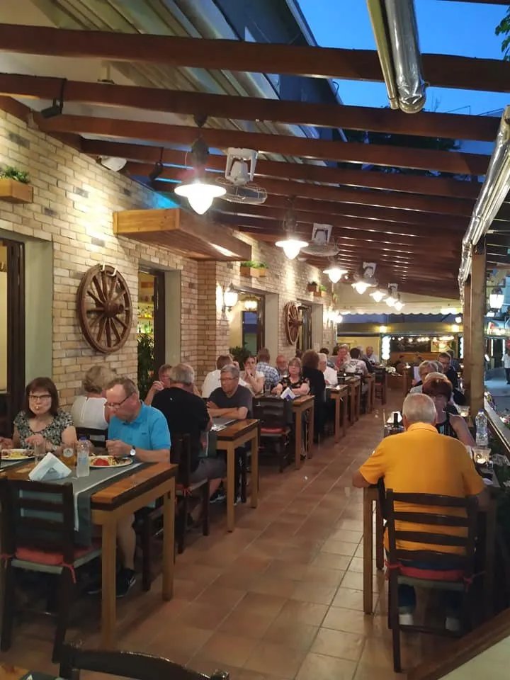Del Vesuvio Restaurant Pizzeria Mediterranean & Greek Cuisine