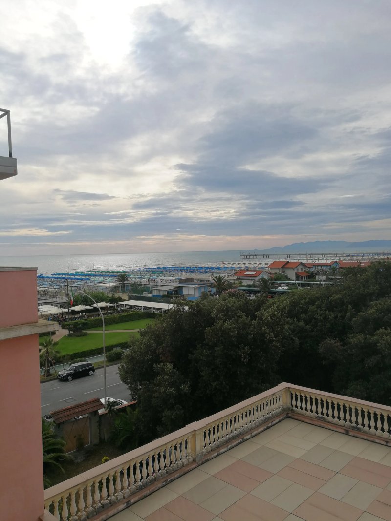 Happy Hotel