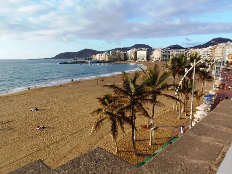 First line of Playa de Las Canteras, 3 people, fantastic sun terrace
