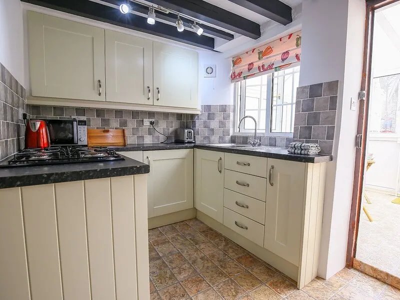 JAPONICA COTTAGE, pet friendly, with a garden in Bourton-On-The-Water