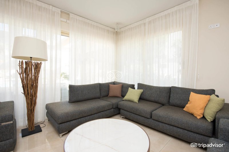 Nelia Gardens Hotel