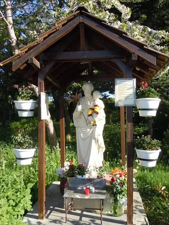 Statue de Notre-Dame-de-France, Reine de la Paix