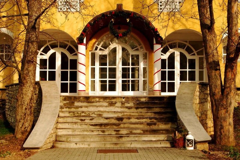Cseri Kastelyszallo
