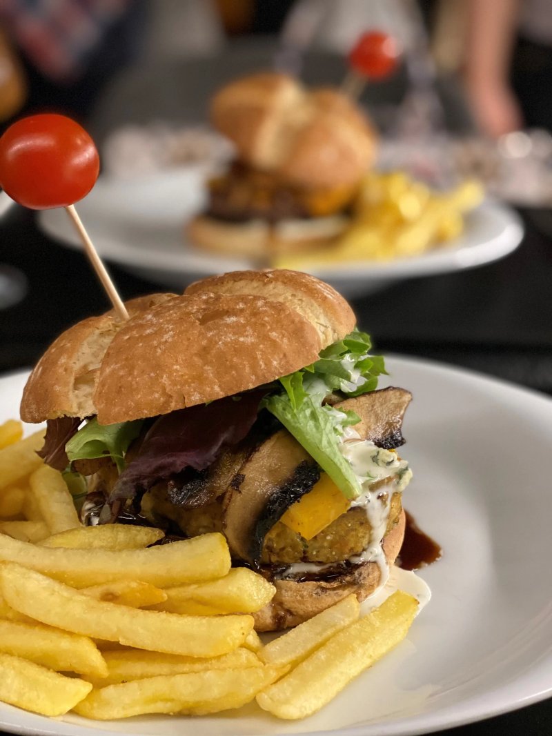 8 Villas Hotel & Bistro