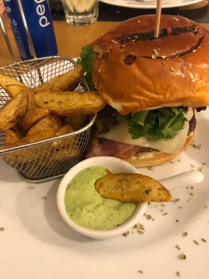 Burguesa Burger & Gin