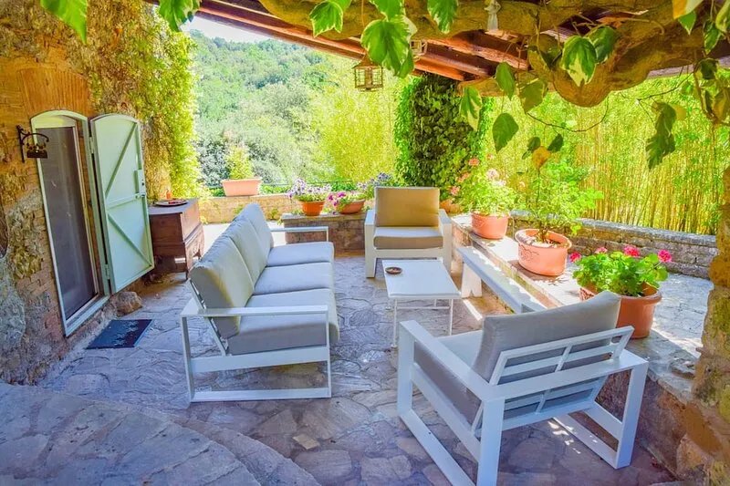 5 bedroom property with private pool, gym, ping pong, 90km northern Rome