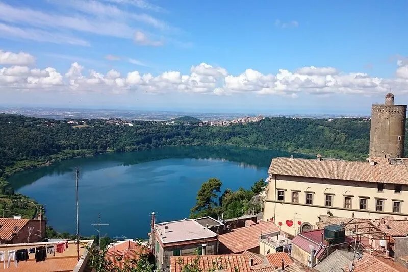 Romantic apartment with spectacular views over the lake and sea