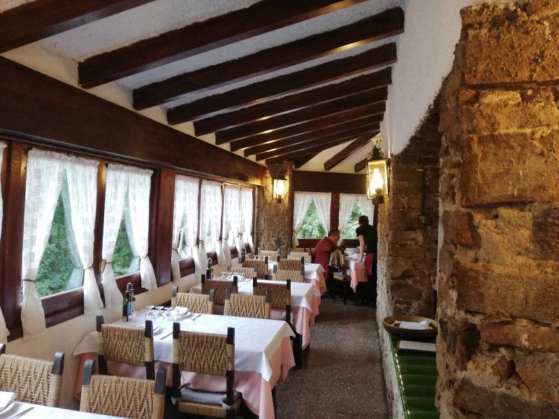 Avet Blau Hostal Restaurant