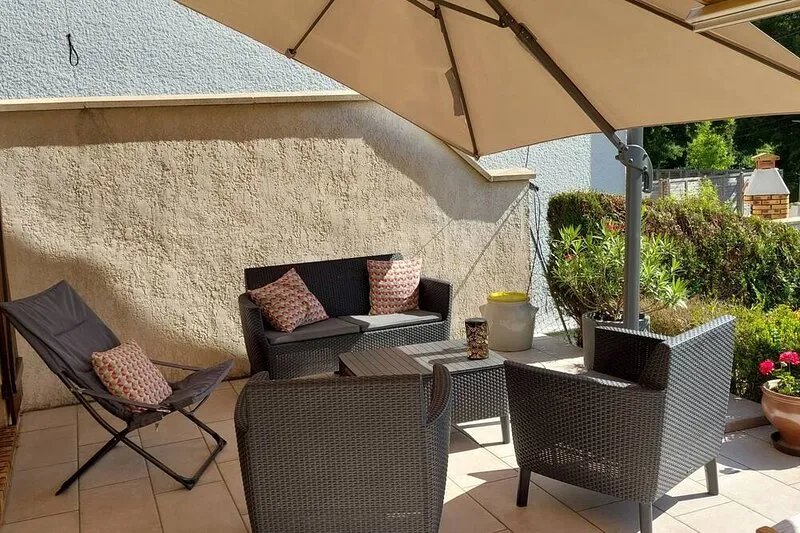 Large MEAUX family home, near Disney. Ideal family or group of friends