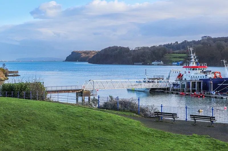 OSBORNE HOUSE, pet friendly, with open fire in Menai Bridge