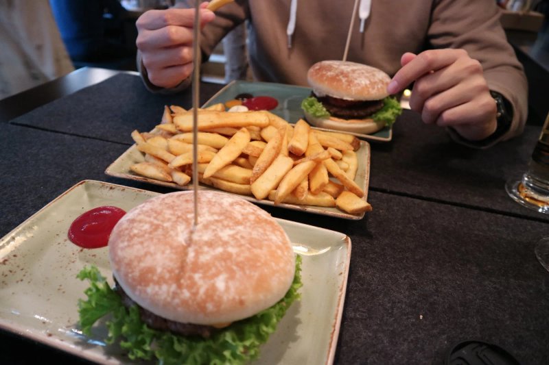 HANS IM GLUECK Burgergrill & Bar