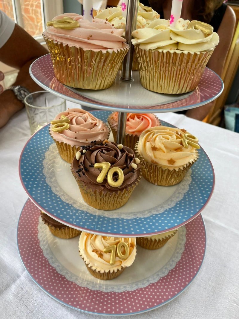 Kiss Me Cupcakes & Cakes