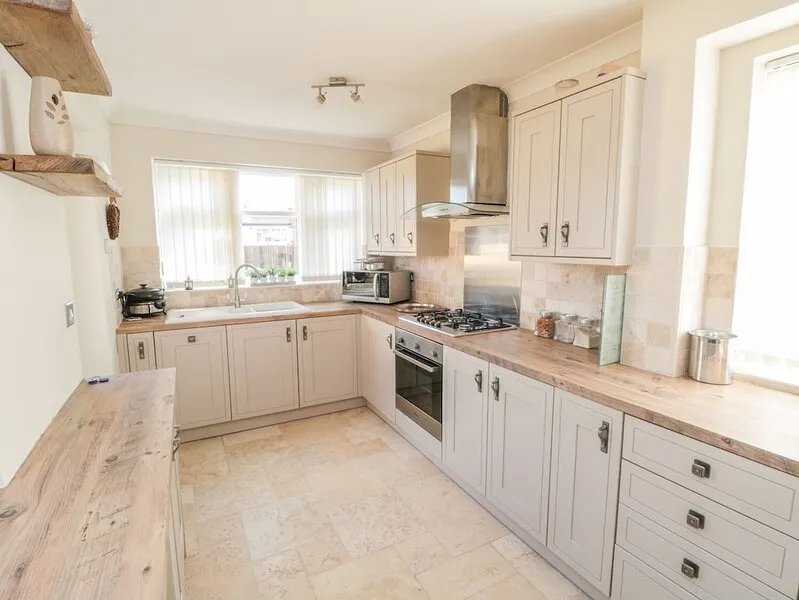 LILLY MAY COTTAGE, pet friendly, with a garden in Flamborough