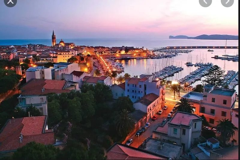 In Alghero in the historic center on the square, large and bright apartment