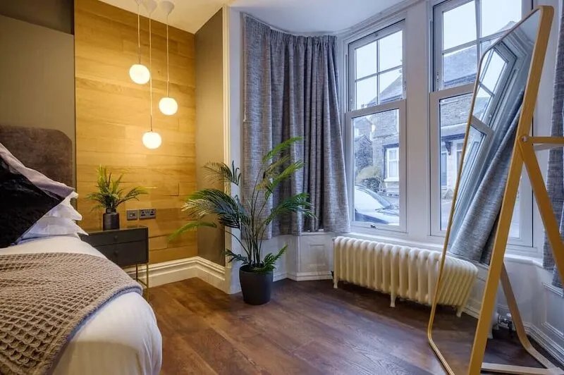 Modern 6BR/4Bath in the heart of #LakeDistrict
