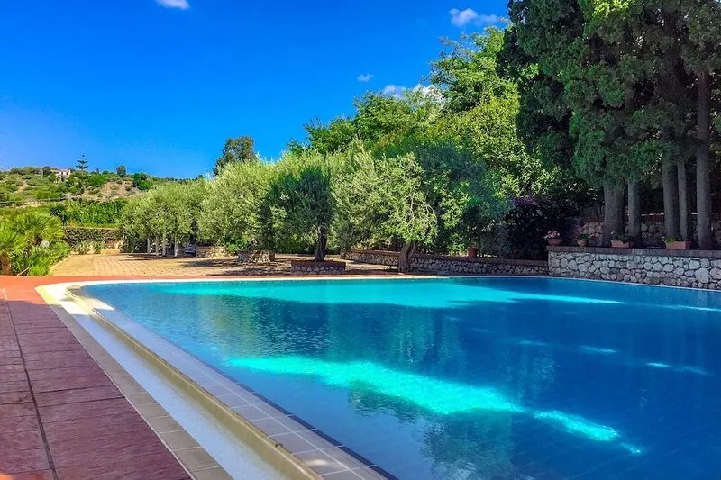 Villa with swimming pool, jacuzzi and tennis, in front of the Aeolian Islands