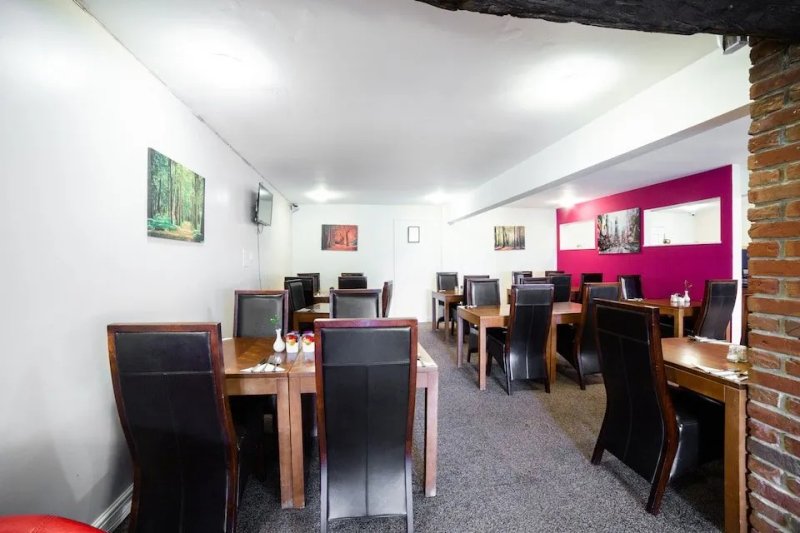 OYO White Horse Lodge Hotel