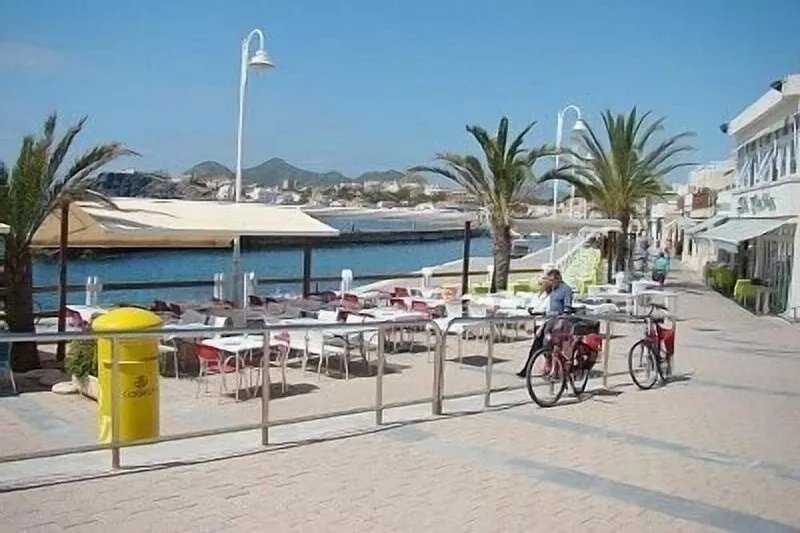 3 bed/ 2 baths. Penthouse with Private Roof Terrace, Lovely Views, south facing