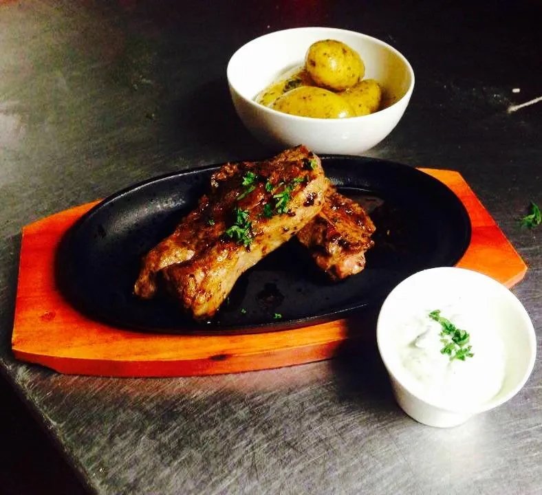 Navaar House Hotel, Bar & Bistro