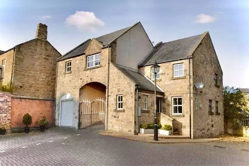 4 bed home in the centre of Alnwick with parking