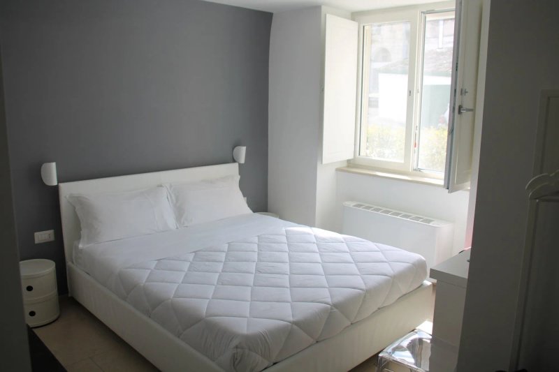 Lamia Room Rentals