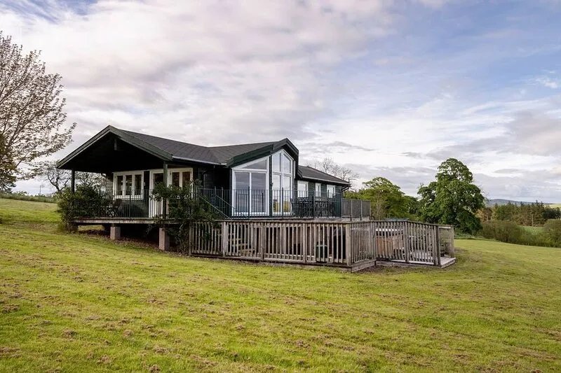 5 Star Award Winning -The Lamont - with hot tub - sleeps 6 guests  in 3 ensuite