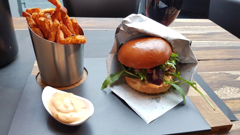 Deluxe Burger & Pizza