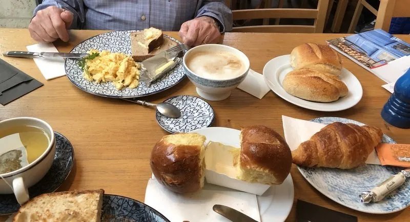 Les Deux Messieurs - Cafe, Boulangerie, Bistro