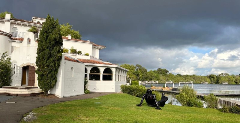 Brindos, Lac & Château