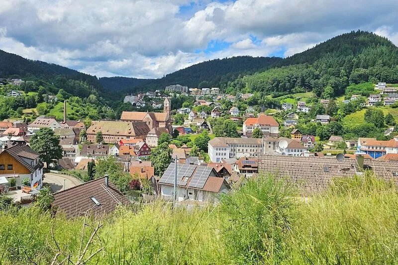 166 m² quiet, sunny oasis of wellbeing with large terrace and view of the valley