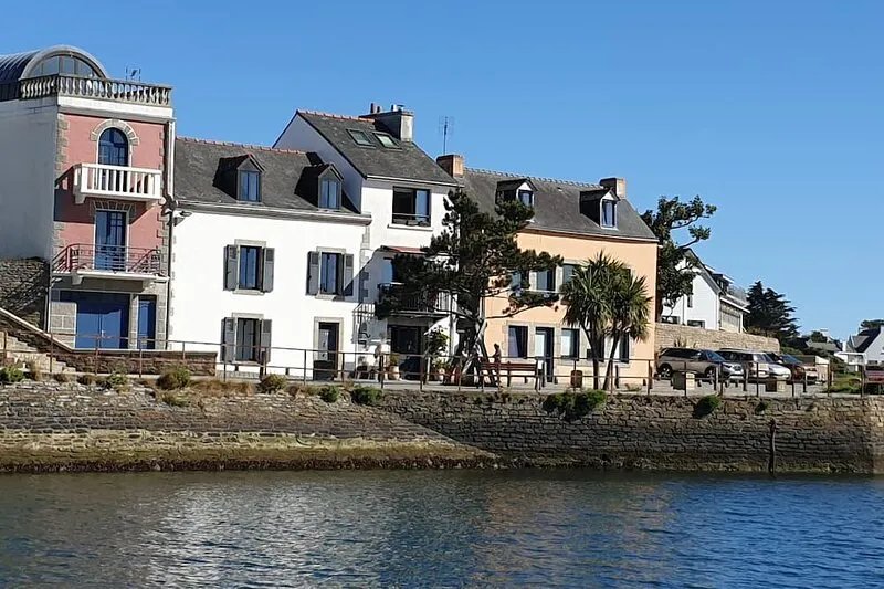 REF 606 Very nice renovated house, beautiful location overlooking the channel