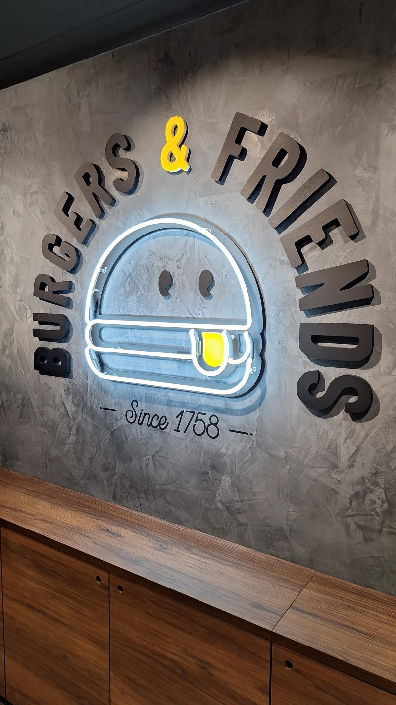 Burgers & Friends