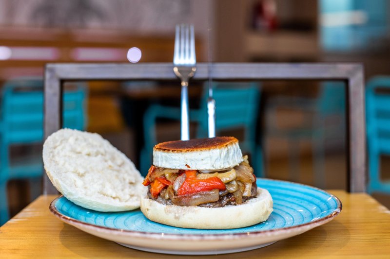 CHES Burger & Bar