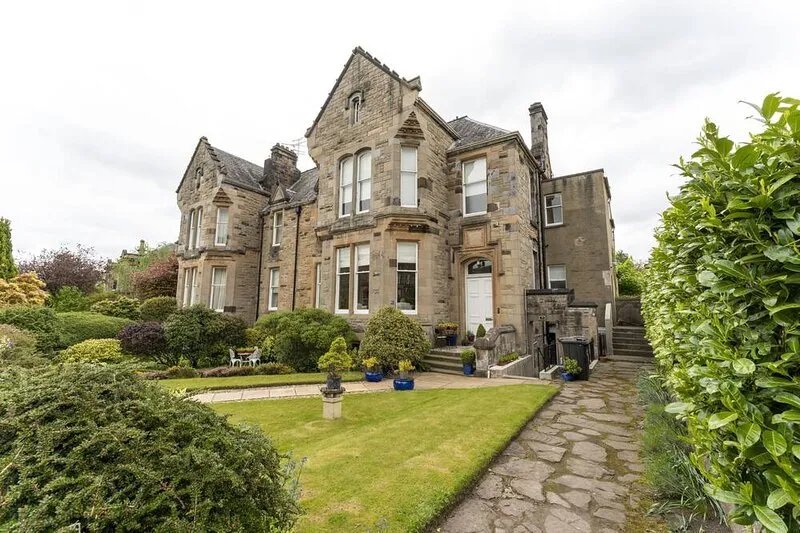 The Lindsay House  -  an apartment that sleeps 6 guests  in 2 bedrooms