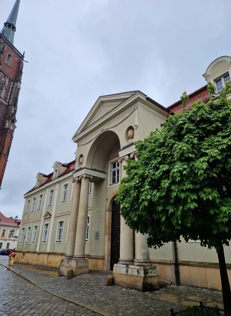 12 Katedralna Building