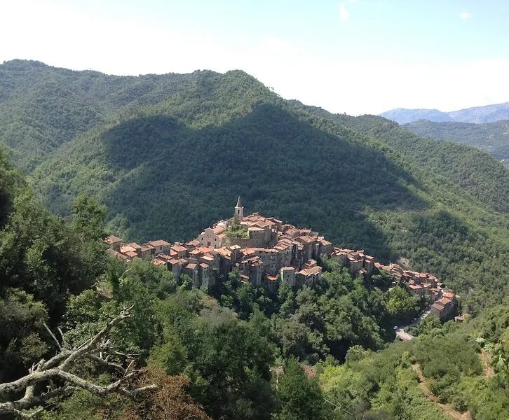 traditional house in  beautiful APRICALE, Liguria, experience the real Italy!