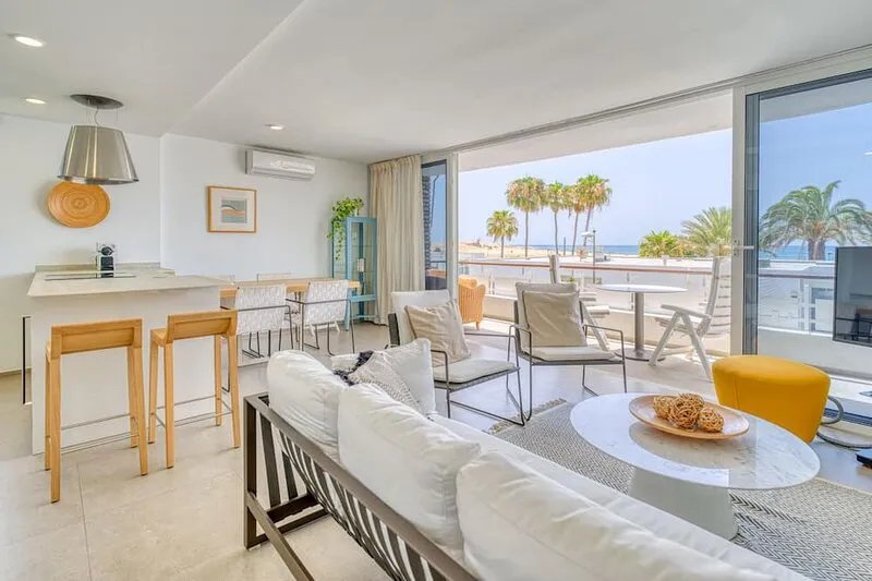 Apartment in Maspalomas 30 m away to the beach with views & private parking.