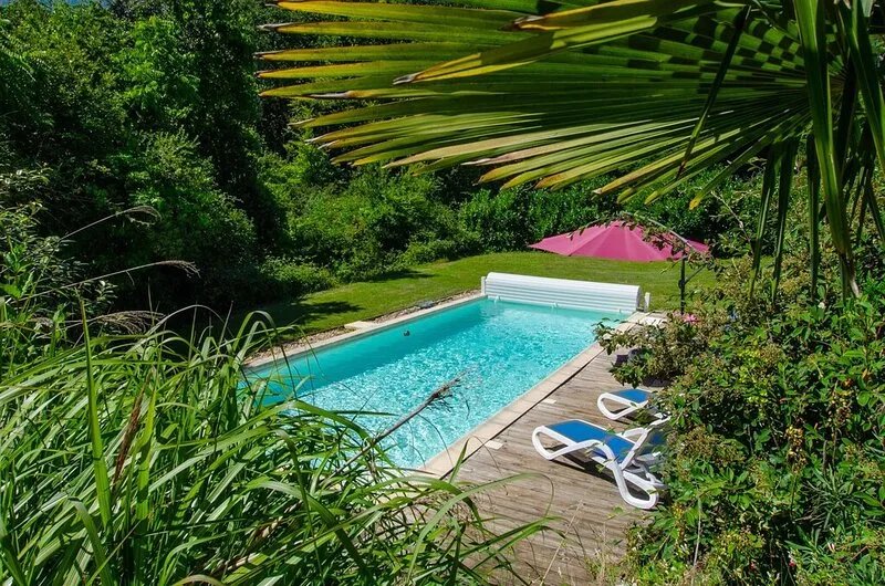 Superb air-conditioned villa with private heated pool 900m from the town center