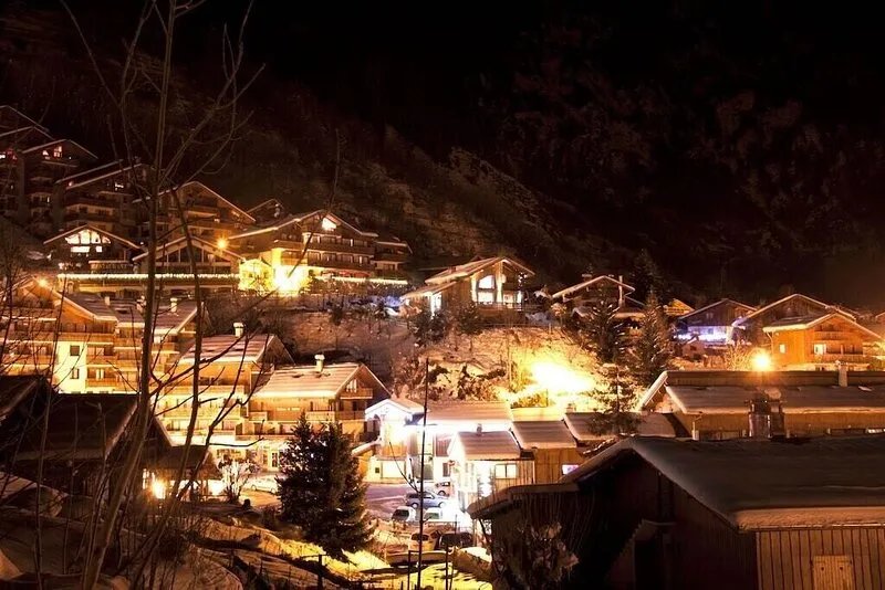 AT THE FOOT OF THE CHAMPAGNY EN VANOISE SLOPES LA PLAGNE-PARADISKI PARC DE LA