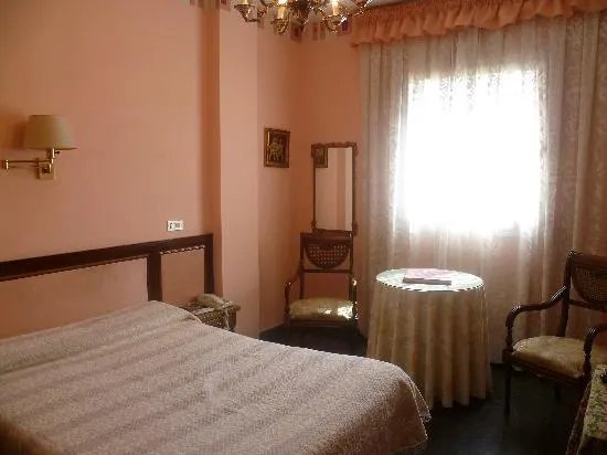 Hostal Restaurante Pirineos