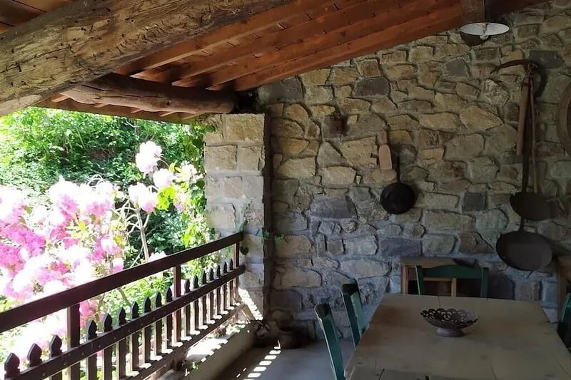 Large Auvergne gîte in THIERS, 6 bedrooms, sleeps 14, detached house