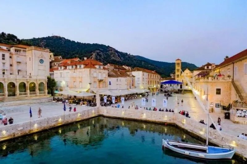 Lovely one bedroom apartment for 3 on the main Hvar town square