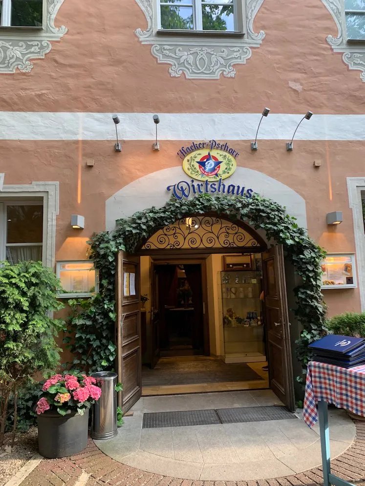 Hacker-Pschorr Wirtshaus im alten Augustiner Kloster