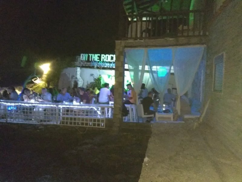 Cafe Bar On The Rocks