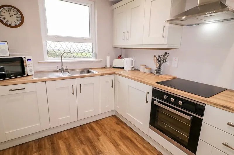 ROSE COTTAGE, pet friendly, with a garden in Omagh