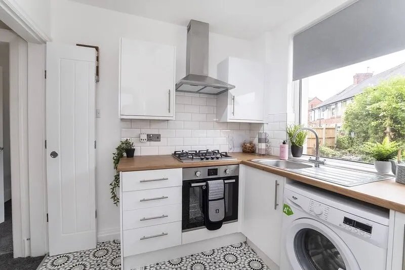 Layerthorpe House with parking  - sleeps 6 guests  in 3 bedrooms