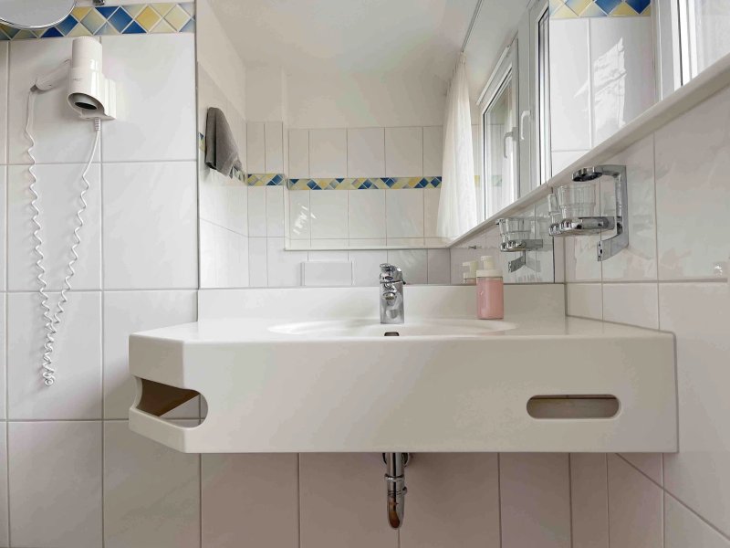 Schöne Zimmer mit Gemeinschaftsküche und eigenem Bad I home2share