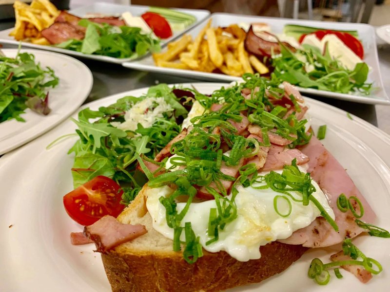 Maroon Restaurant Cafe