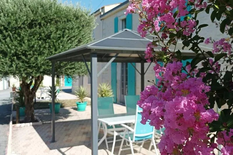 Ideal for visiting the marsh and relaxing with swimming pool, rowing boat