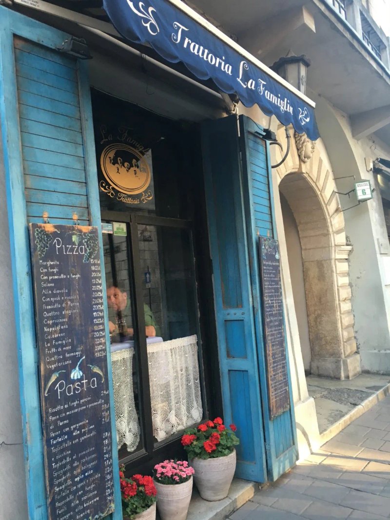 La Famiglia Trattoria